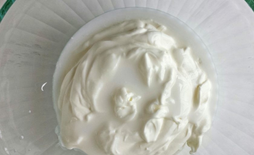 1. Этап. Бисквитный торт Графские развалины: 1. Для теста: в миску кладу сметану, добавляю соду, гашенную уксусом, и взбиваю всё миксером 2 минуты.