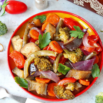 Овощное рагу с брокколи и баклажанами