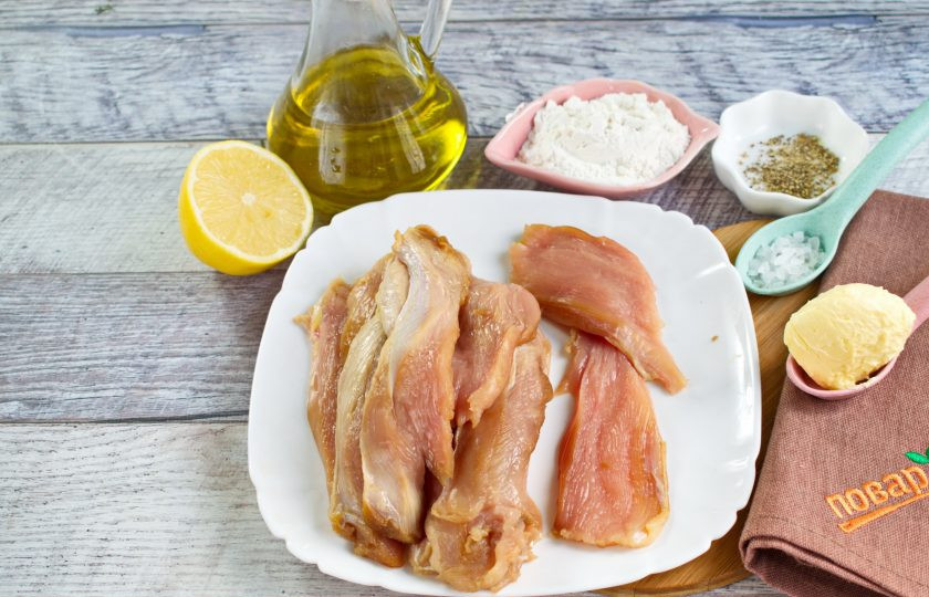 1. Этап. Куриная пиката с вином: Подготовьте необходимые продукты. Грудку промойте, обсушите бумажными полотенцами. Нарежьте на тонкие ломтики.