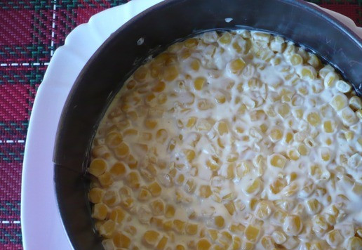 1. Этап. Салат-закуска Зимняя сказка: Следующим слоем выложить консервированную кукурузу, слегка смазать майонезом.