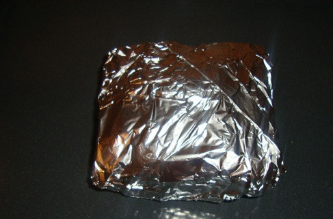 1. Этап. Запеченная шейка в фольге: По истечении времени расстилаем на столе лист фольги и перекладываем на него свинину, очень тщательно заворачиваем шейку так, чтобы сок не вытекал и оставался внутри свертка. Запекаем шейку в разогретой до 210 градусов духовке 1 час, затем отворачиваем фольгу сверху и запекаем мясо еще минут 30-40 без нее.