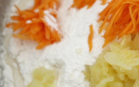 1. Этап. Mорковный тортик: 4. Добавьте в мисочку морковь, измельченные ананасы, муку с содой и корицей. Все тщательно перемешайте.