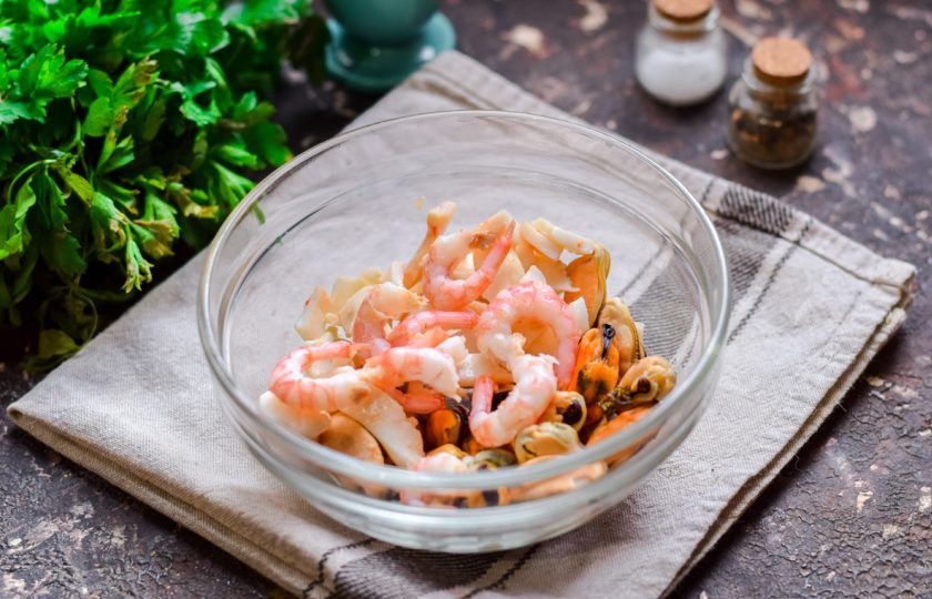 1. Этап. Салат с креветками, мидиями и кальмарами: Креветки отварите и почистите, добавьте креветки в салат.