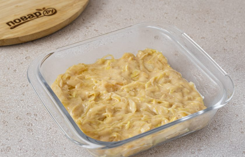 1. Этап. Постная картофельная запеканка с капустой: Затем немного капусты с соусом. Чередуйте слои, пока не закончатся ингредиенты. Готовьте запеканку в духовке 30 минут при температуре 180 градусов.