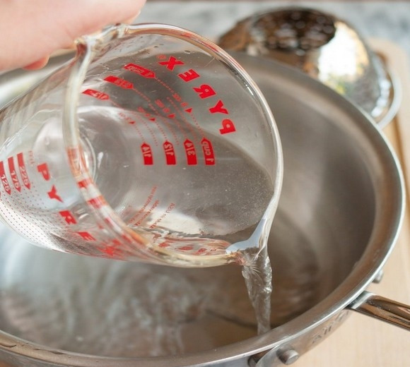 1. Этап. Овощи на пару: В кастрюлю влейте воду.