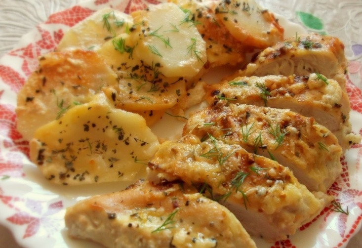 1. Этап. Курица в йогуртовом соусе: Посыпать курицу сыром, увеличить температуру до 200С и готовить до образования румяной сырной корочки. Подавать блюдо горячим с любым гарниром. Приятного аппетита!