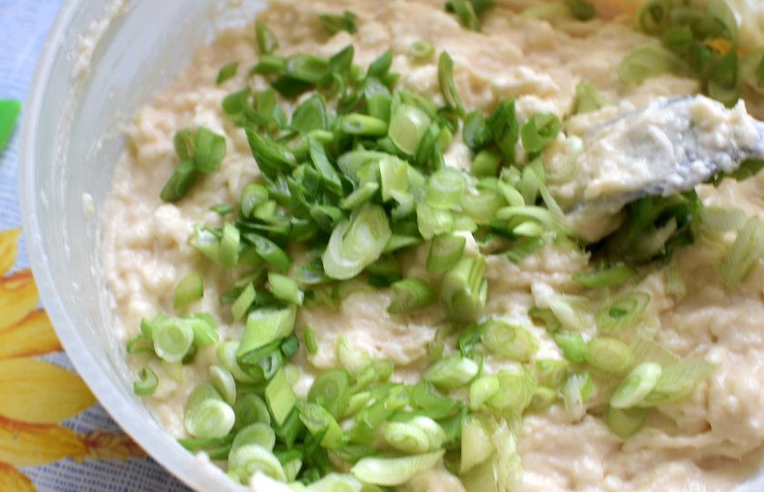 1. Этап. Воздушные сырные вафли: Добавьте рубленый зеленый лук, перемешайте.