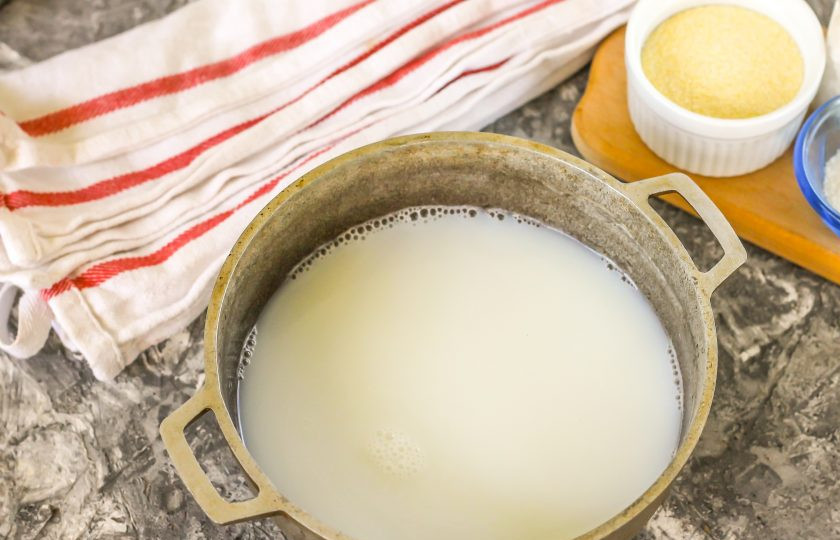 1. Этап. Кукурузная каша для грудничка: Молоко перелейте в небольшой казан или ковш с антипригарным дном. Поместите емкость на плиту, включая средний нагрев.