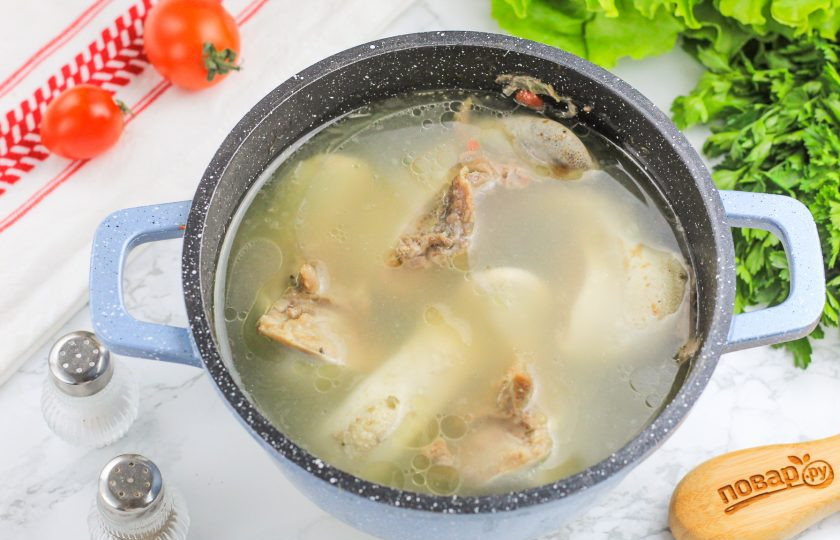 1. Этап. Язычки ягнят: Отварите в течение 1 часа после закипания, уменьшив нагрев до среднего. После чего слегка остудите и счистите белую пленку с поверхности язычков.