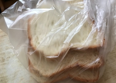 1. Этап. Панировочные сухари панко: 1. Батон сложите в пакет и положите в морозильную камеру на 3 часа.