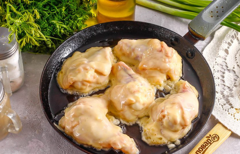 1. Этап. Курица в пивном кляре: Разогрейте на сковороде растительное масло и выложите в него курицу в кляре. Если жир будет не разогрет, то кляр его впитает и отслоится — помните об этом! Обжарьте с одной стороны примерно 3-4 минуты.