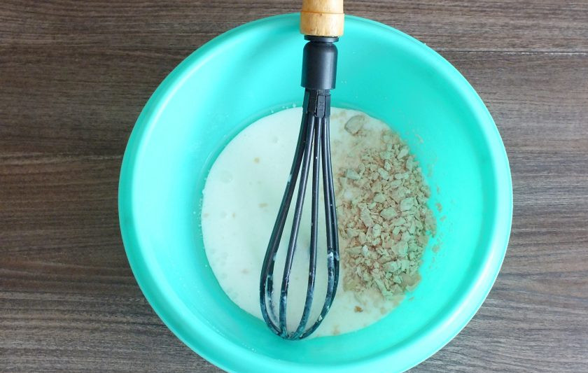 1. Этап. Пирожки с повидлом на кефире: Добавьте в кефирную массу дрожжи и сахар. Перемешайте.