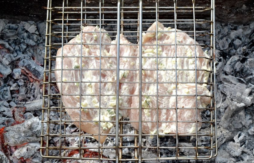 1. Этап. Куриная грудка на мангале: И отправьте на угли.