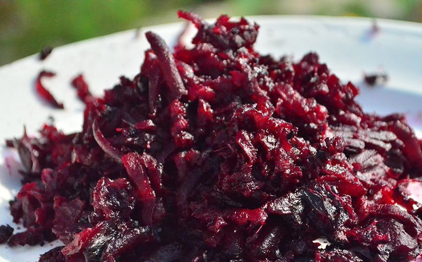 1. Этап. Борщ в казане на костре: Свеклу и картофель очистите от фольги и кожуры. Свеклу натрите на тёрке.