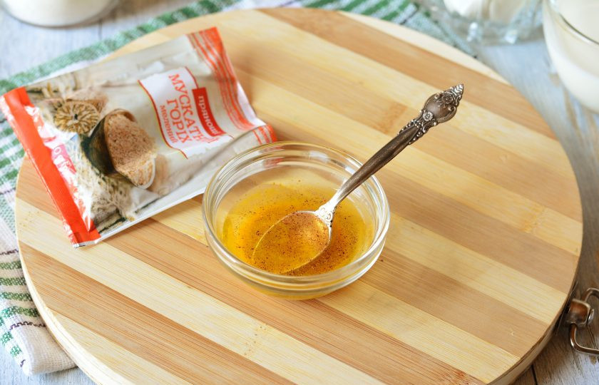 1. Этап. Пышный кулич: Смешайте куркуму и молотый мускатный орех, залейте пряности кипятком (2 ст.л.), так они больше раскроют свой аромат.