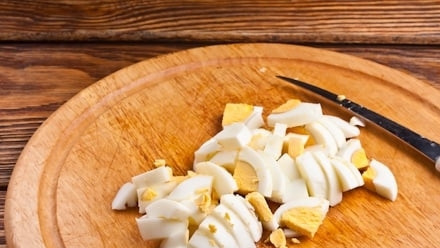 1. Этап. Салат с маринованными мидиями: Яйца отварите вкрутую. Остудите их, почистите и нарежьте средними кусочками.