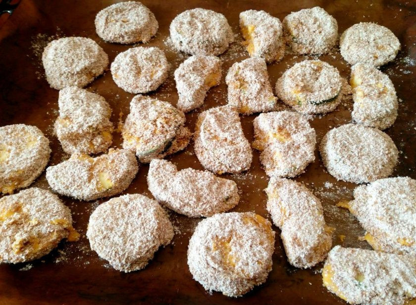 1. Этап. Кабачковые наггетсы в духовке: Разместите подготовленные кусочки на противне, застеленном ковриком для выпечки и поместите в духовой шкаф, разогретый до 230-250 градусов. Спустя 10-15 минут наггетсы должны зарумяниться внизу. Их нужно перевернуть и запекать ещё 10-15 минут или подрумянить только сверху при наличии соответствующей функции.