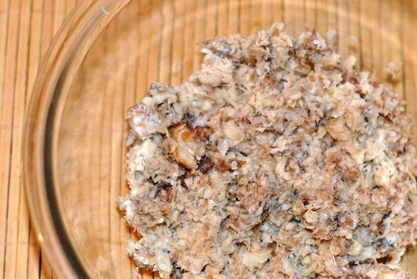 1. Этап. Салат Мимоза с сыром: Консервы разомните вилкой и выложите вторым слоем.