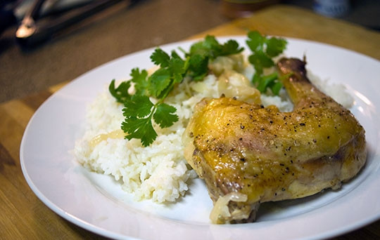 1. Этап. Курица на второе: Достаньте лук и подавайте блюдо.