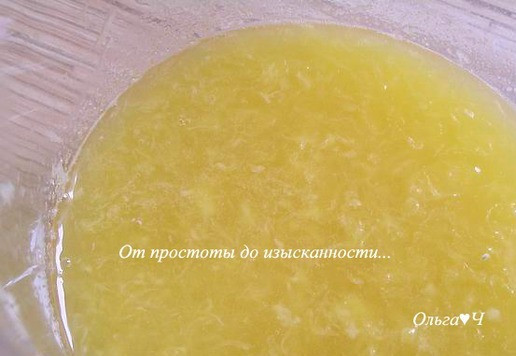 1. Этап. Постное апельсиновое печенье: В свежевыжатый апельсиновый сок с мякотью добавьте сахар, ванилин, лимонную кислоту и цедру. Влейте масло и перемешайте до растворения кристаллов сахара.