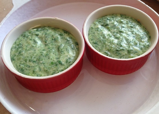 1. Этап. Морковно-шпинатное суфле: 9. А сверху шпинатную. Ставим формочки в большую форму и заливаем водой, чтобы формочки с суфле были на треть в воде.