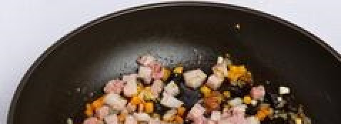 1. Этап. Суп в хлебе по-польски: Добавляем порезанную кубиками грудинку, обжариваем еще 5 минут.