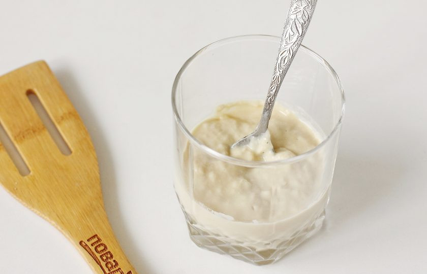 1. Этап. Постные толстые блины на дрожжах: Налейте в глубокую посуду 4 ст.л. теплой воды, добавьте дрожжи, 1 ст.л. сахара и 4 ст.л. муки. Хорошо все перемешайте.