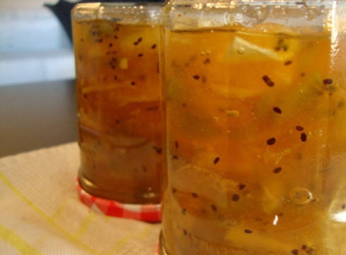 1. Этап. Варенье из киви и яблок: После проделанных процедур, даем варенью остыть. Затем снова кипятим и выключаем огонь. Варенье разливаем по стерилизованным баночкам.