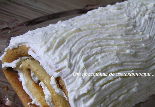 1. Этап. Рулет на сгущёнке с миндалём: Смажьте оставшимся кремом, сделайте волнистый узор с помощью вилки.