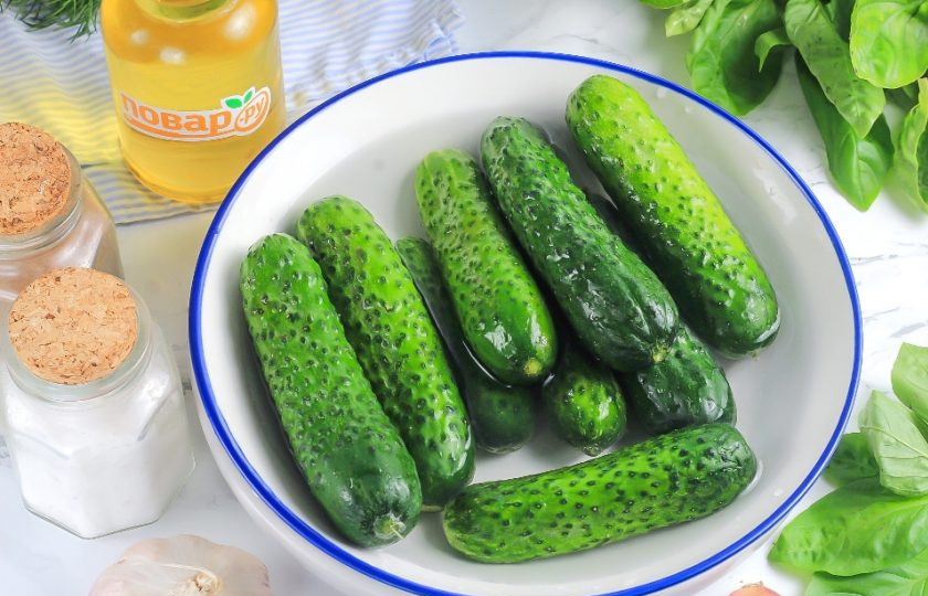 1. Этап. Малосольные огурцы в арбузе: Огурцы промойте в воде, удаляя шипы. Арбуз разрежьте пополам и из половины выберите красную мякоть. Половину мякоти можно съесть!