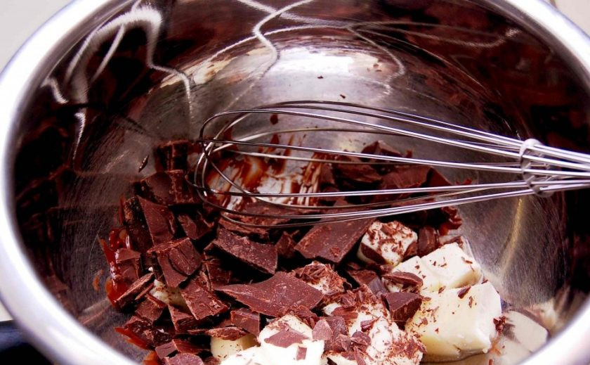 1. Этап. Брауни по-мексикански: 1. Сделайте водяную баню. В миску выложите шоколад и масло. Как они начнут таять, добавьте к ним оба вида сахара. Помешивая, растопите сахар. Потом дайте смеси остыть пару минут.