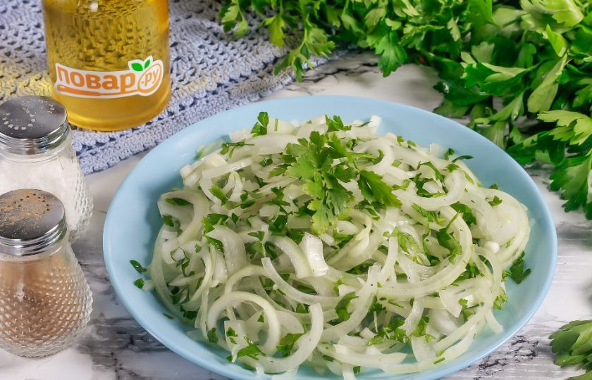 1. Этап. Маринованный лук с петрушкой: Аккуратно все перемешайте между собой и выложите на тарелку.