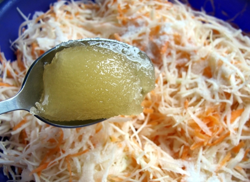 1. Этап. Бомбовая капустка: 5. Добавляем мед и все тщательно перемешиваем руками.