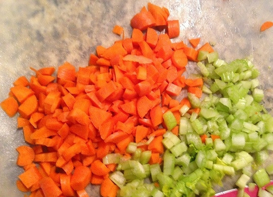 1. Этап. Красная фасоль с мясом: 4. Измельчите морковь и стебель сельдерея. По вкусу добавьте острый перец.