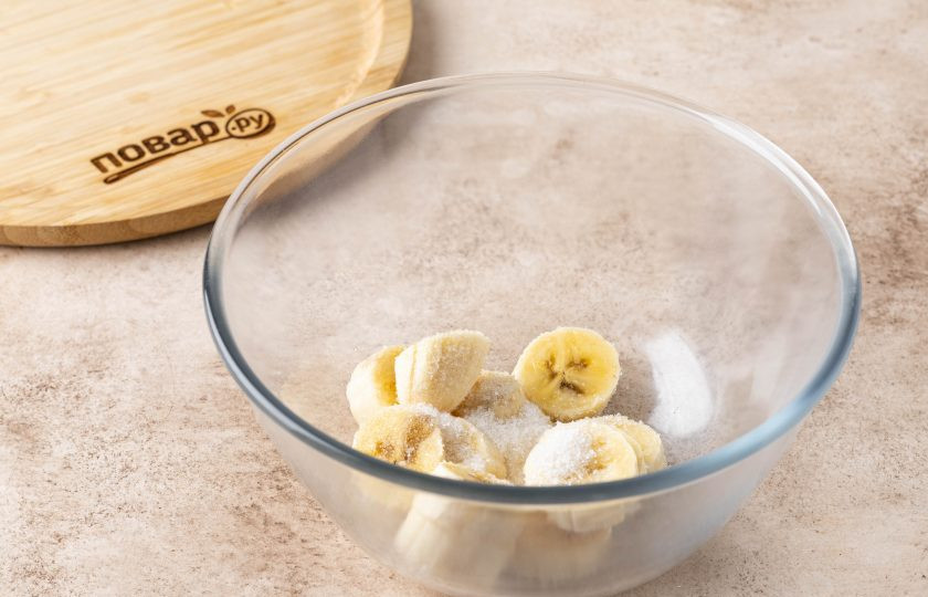 1. Этап. Панкейки с бананом и шоколадом: Переложите банан в глубокую миску, добавьте сахар и соль.