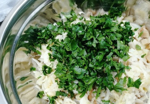 1. Этап. Картофельный салат с солеными груздями: По желанию добавить зелень петрушки.