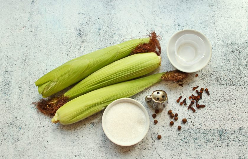 1. Этап. Мини-кукуруза в банке на зиму: Подготовьте все необходимые ингредиенты для приготовления мини-кукурузы в банке на зиму.