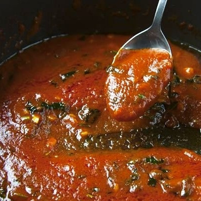 1. Этап. Запеканка из баклажанов: Тем временем приготовим соус. Разогреваем в сковороде оливковое масло, обжариваем в нем измельченный чеснок 2-3 минуты, затем добавляем в сковороду протертые через сито помидоры и тушим около 10 минут. Затем добавляем мелко нарубленный базилик и тушим еще 2 минуты. Соус готов - снимаем с огня и охлаждаем.