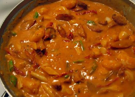 1. Этап. Вуду Фрикасе: Добавляем базу Voodoo соус, помидоры, колбасу, спаржу и грибы. Уменьшаем огонь до среднего.