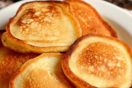 1. Этап. Оладьи из манки (оригинальный рецепт): На раскаленную сковороду добавляем небольшое количество растительного масла. Когда масло разогреется, выливаем тесто на сковороду и обжариваем с двух сторон до золотистой корочки. Оладьи с манкой готовы, приятного аппетита!