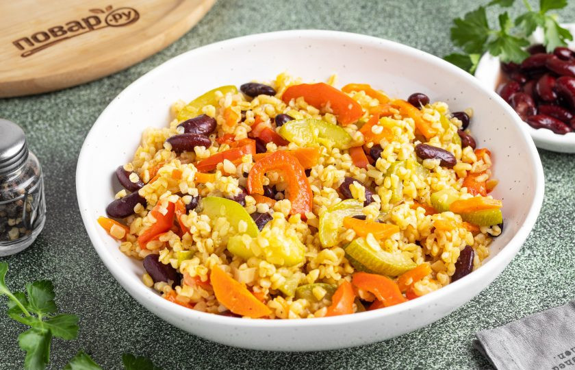 1. Этап. Булгур с кабачками, сладким перцем и фасолью: Булгур с кабачками, сладким перцем и фасолью готов, приятного вам аппетита!