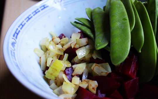 1. Этап. Простой салат из свеклы вареной: 4. На сковороду налить немного растительного масла по вкусу и разогреть. Очистить лук и нарезать мелкими кубиками. Обжарить на сковороде до золотистого цвета и отправить в салатник. Для соблюдающих диету можно замариновать лук.