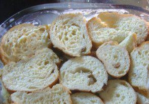 1. Этап. Яблочная бабка: Выкладываем поверх яблок оставшиеся ломтики батона, заливаем все оставшимся молоком с желтками. Отправляем в разогретую до 180 градусов духовку минут на 30.