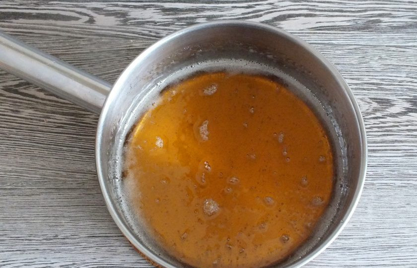 1. Этап. Тарталетки с орехами и карамелью: По истечении времени смесь изменит цвет.