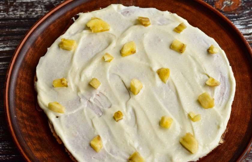 1. Этап. Медовик с бананом и киви: Выложите кусочки банана.