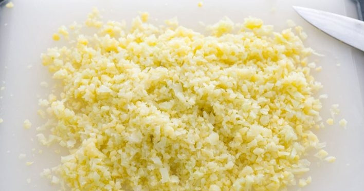 1. Этап. Японские пельмени Гедза с горгонзолой: 1. Разделите цветную капусту на соцветия, затем поместите в большую кастрюлю и залейте водой. Отправьте кастрюлю на огонь и доведите до кипения, варите 10 минут до мягкости. Остудите готовую капусту и нарубите очень мелко.