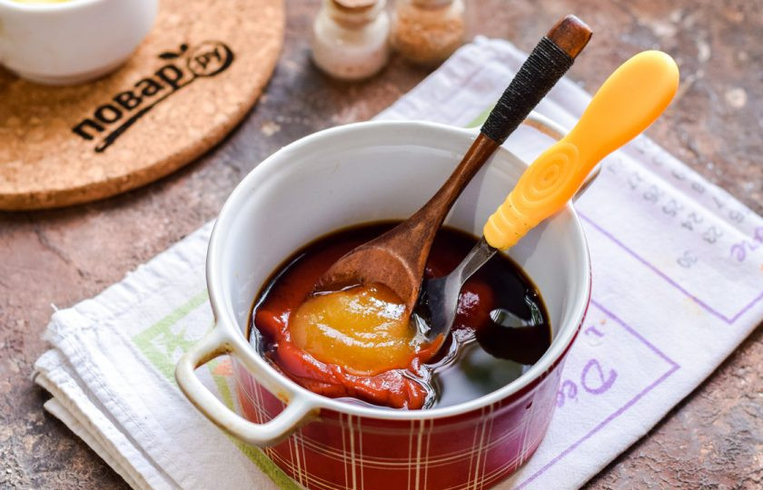 1. Этап. Индейка по-восточному: Приготовьте соус. В миске соедините соевый соус, кетчуп и мед.