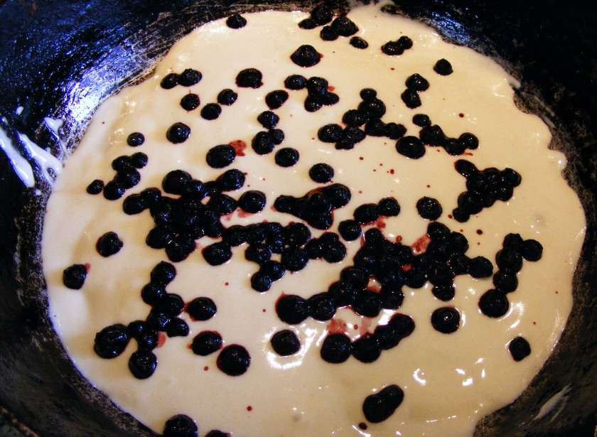 1. Этап. Шарлотка с черникой: 5. Форму для запекания смазываем сливочным маслом, наливаем слой теста. Затем - слой ягод. Чередуем так тесто и ягоды, пока не закончатся ингредиенты.