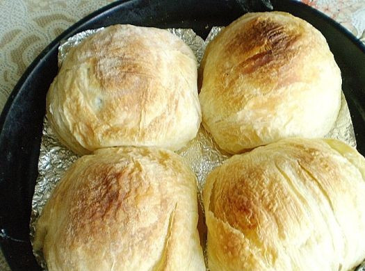 1. Этап. Слойки с рыбой: Выпекаем слойки-тарелочки в духовке при температуре 200 градусов до золотистого оттенка.