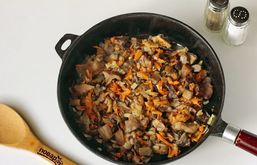 1. Этап. Грибной суп с фунчозой: Готовьте все вместе еще пару минут, после чего снимите сковороду с огня.